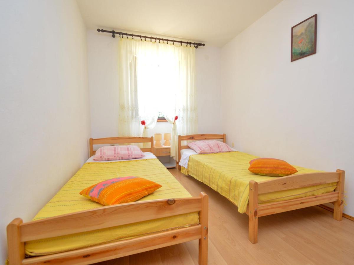 Holiday home Laura - Pul470 By Interhome